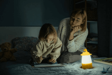 Image of a mother and child without light